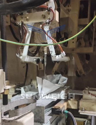 連云港某化工公司對(duì)苯二酚全自動(dòng)小袋包裝機(jī)案例